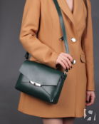 Женская сумка через плечо из натуральной кожи зеленая A010 emerald