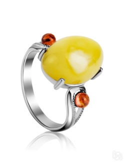 Серебряное кольцо с натуральным медовым янтарем и вишневыми вставками