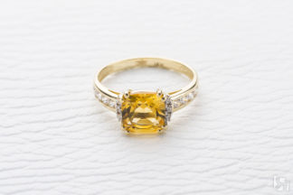 Кольцо с цитрином и 14 фианитами из жёлтого золота