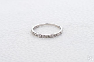 Обручальное кольцо с 13 бриллиантами из белого золота
