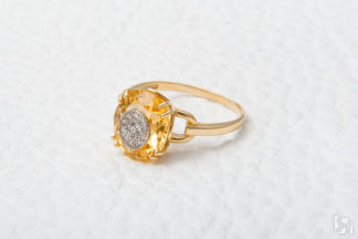 Кольцо с цитрином и 14 бриллиантами из комбинированного золота