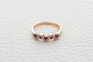 Кольцо с 5 рубинами и 18 бриллиантами из красного золота