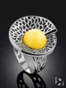 Эффектное кольцо с натуральным янтарём медового цвета «Венера» Amberholl