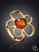 Нарядное кольцо из золочённого серебра с коньячным янтарём «Ромашка»