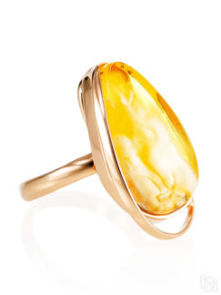 Изысканное кольцо из натурального балтийского янтаря и золочённого серебра