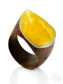 Кольцо из дерева и натурального балтийского янтаря медового цвета