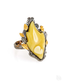 Оригинальное кольцо из серебра с натуральным янтарём медового цвета Канада
