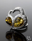 Необычные серебряное кольцо, украшенное янтарём зелёного цвета «Лирика» Amb