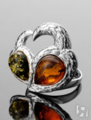 Серебряное кольцо «Лирика», украшенное коньячным и зелёным янтарём