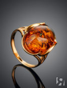 Крупное кольцо из позолоченного серебра с коньячным янтарём «Лион» Amberhol