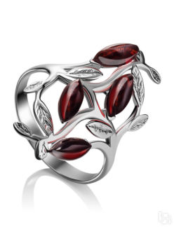 Яркое кольцо из серебра, украшенное натуральным тёмно-коньячным янтарём «Тр