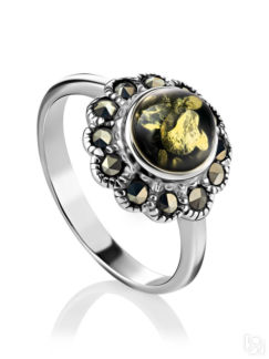Очаровательное кольцо «Эйфория» с зелёным янтарём и марказитами Amberholl