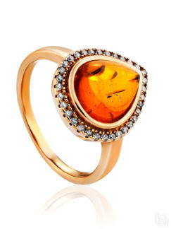 Красивое позолоченное кольцо с коньячным янтарём и цирконитами «Ренессанс»