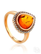 Красивое позолоченное кольцо с коньячным янтарём и цирконитами «Ренессанс»