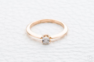 Кольцо с бриллиантом из комбинированного золота