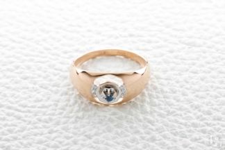 Кольцо с сапфиром и 6 бриллиантами из комбинированного золота