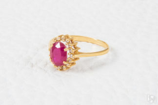 Кольцо с рубином и 16 бриллиантами из жёлтого золота