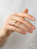 Изысканное золотое кольцо со вставкой из натурального белого янтаря «Амаран
