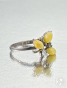 Изящное кольцо с фианитами и натуральным медовым янтарём «Олеандр» Amberhol