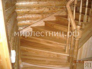 №21к.   Классическая деревянная лестница с деревянным ограждением.
