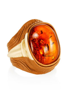 Крупное стильное кольцо из тонкой кожи и натурального янтаря коньячного цве