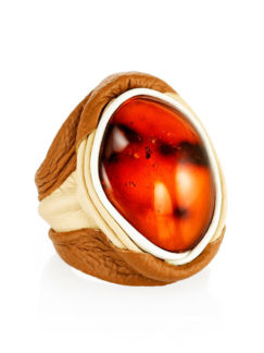 Оригинальное кольцо из натуральной кожи с цельным текстурным янтарём «Амазо